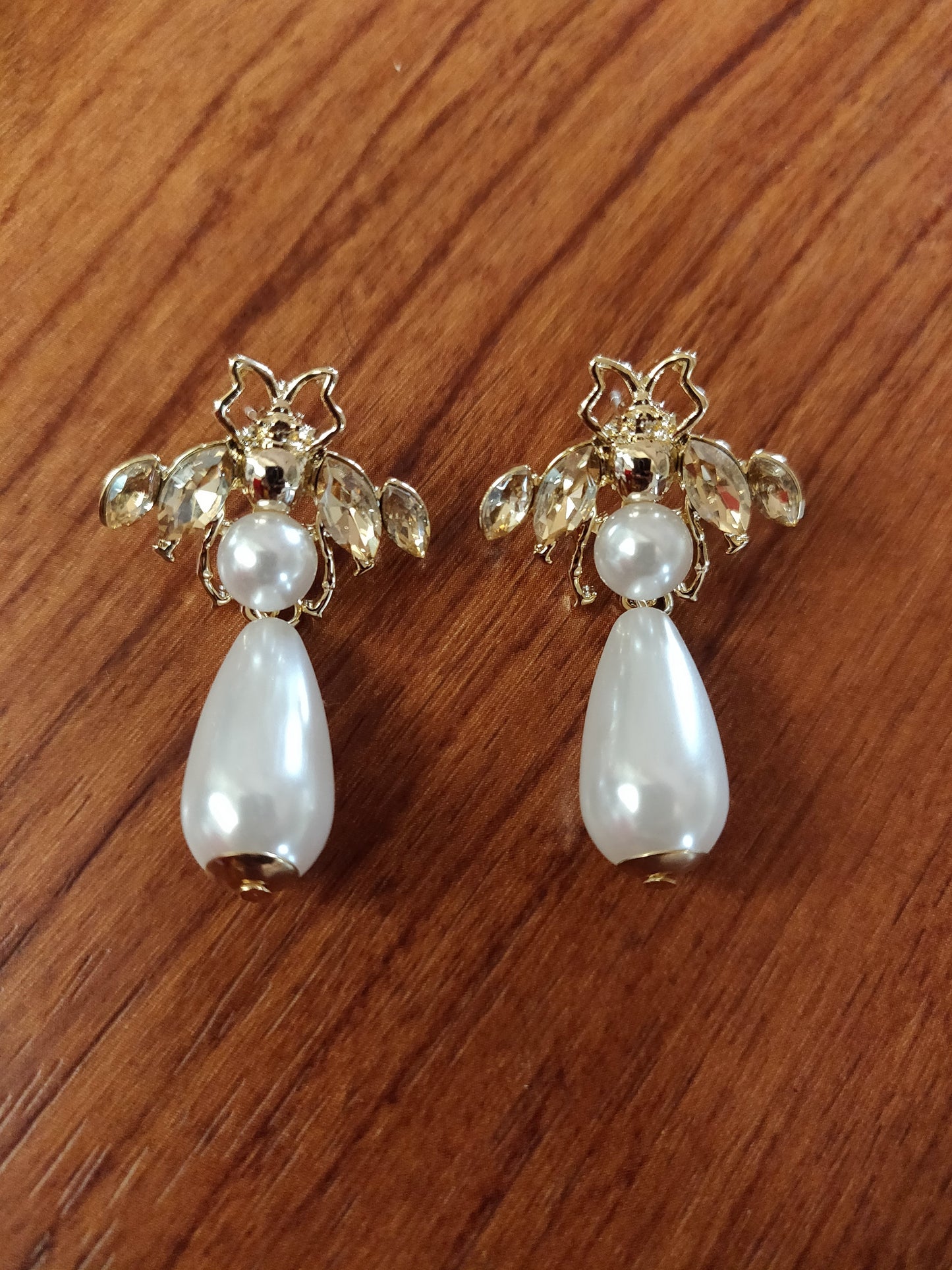 Bee Shaped Pearl Earring - GlitterGleam