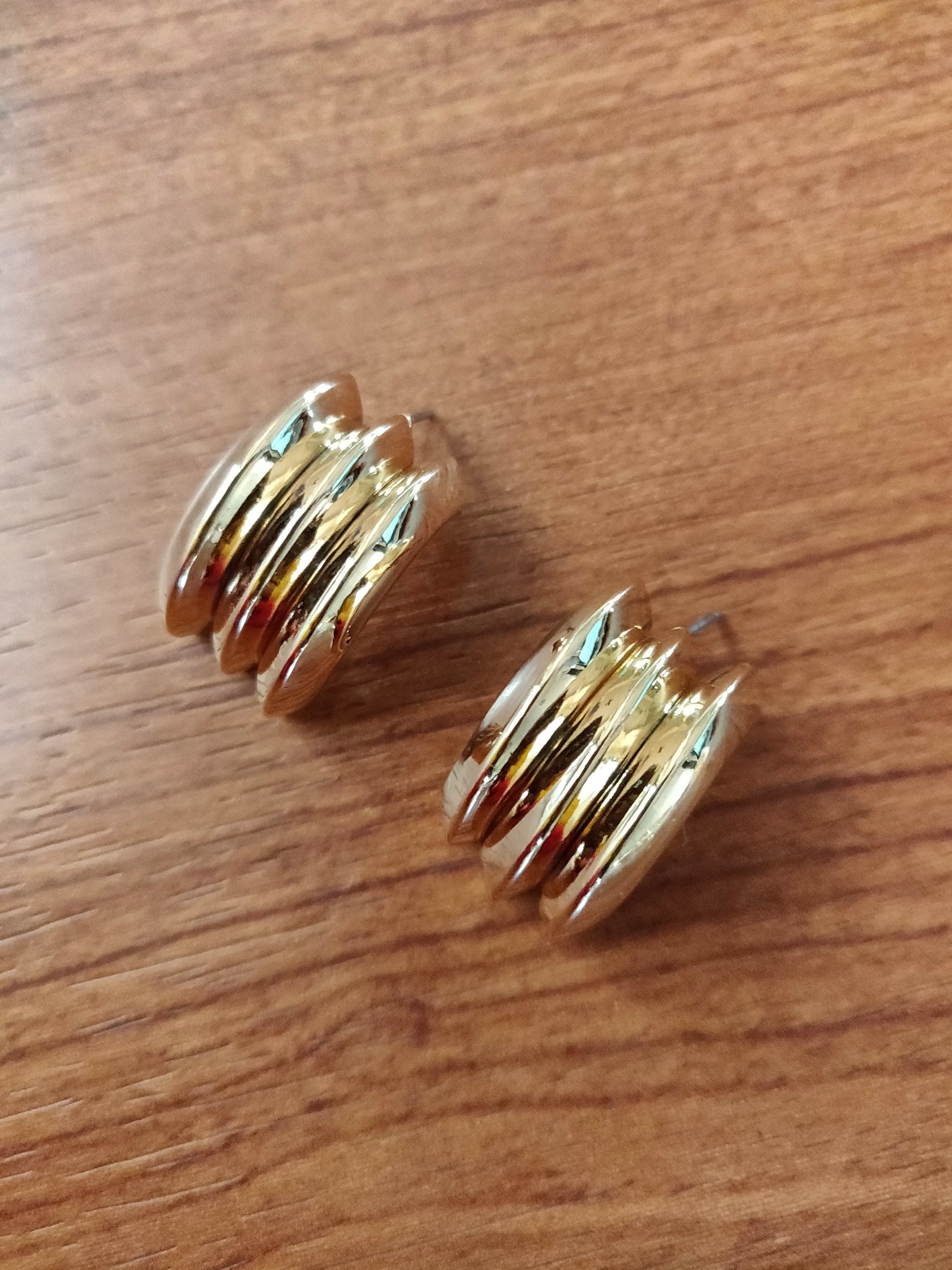 Half Curl Stud - GlitterGleam