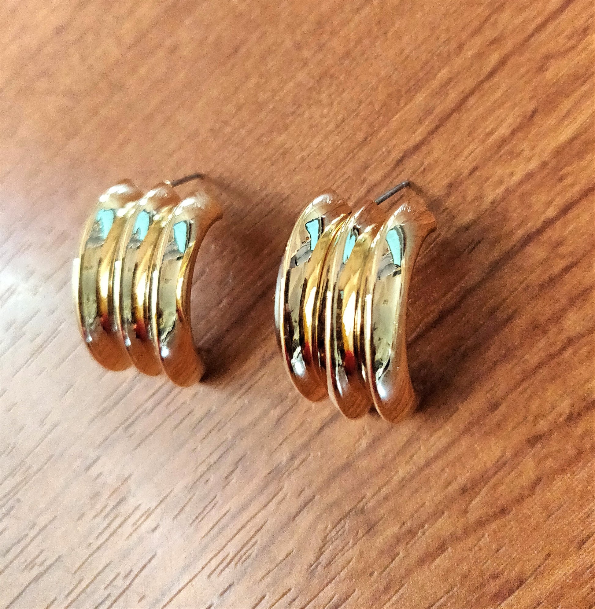 Half Curl Stud - GlitterGleam