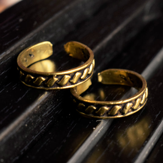 Golden Oxidized Domino Brass Toe Ring