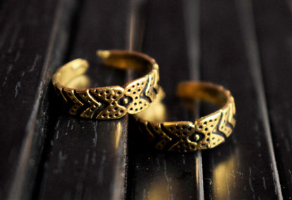Golden Oxidized Embossed Boho Brass Toe Ring - Glitter Gleam