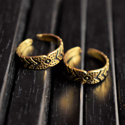 Golden Oxidized Embossed Boho Brass Toe Ring - Glitter Gleam
