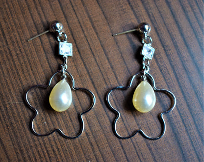 Floral Pearl Earring - GlitterGleam