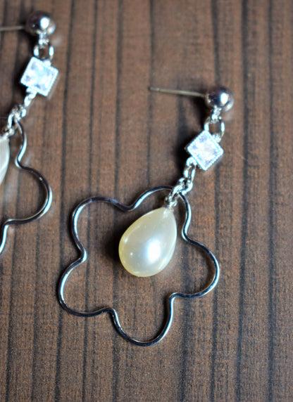 Floral Pearl Earring - GlitterGleam