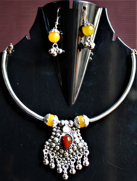Traditional Choker Necklace with Gem Pendant and Earrings - GlitterGleam