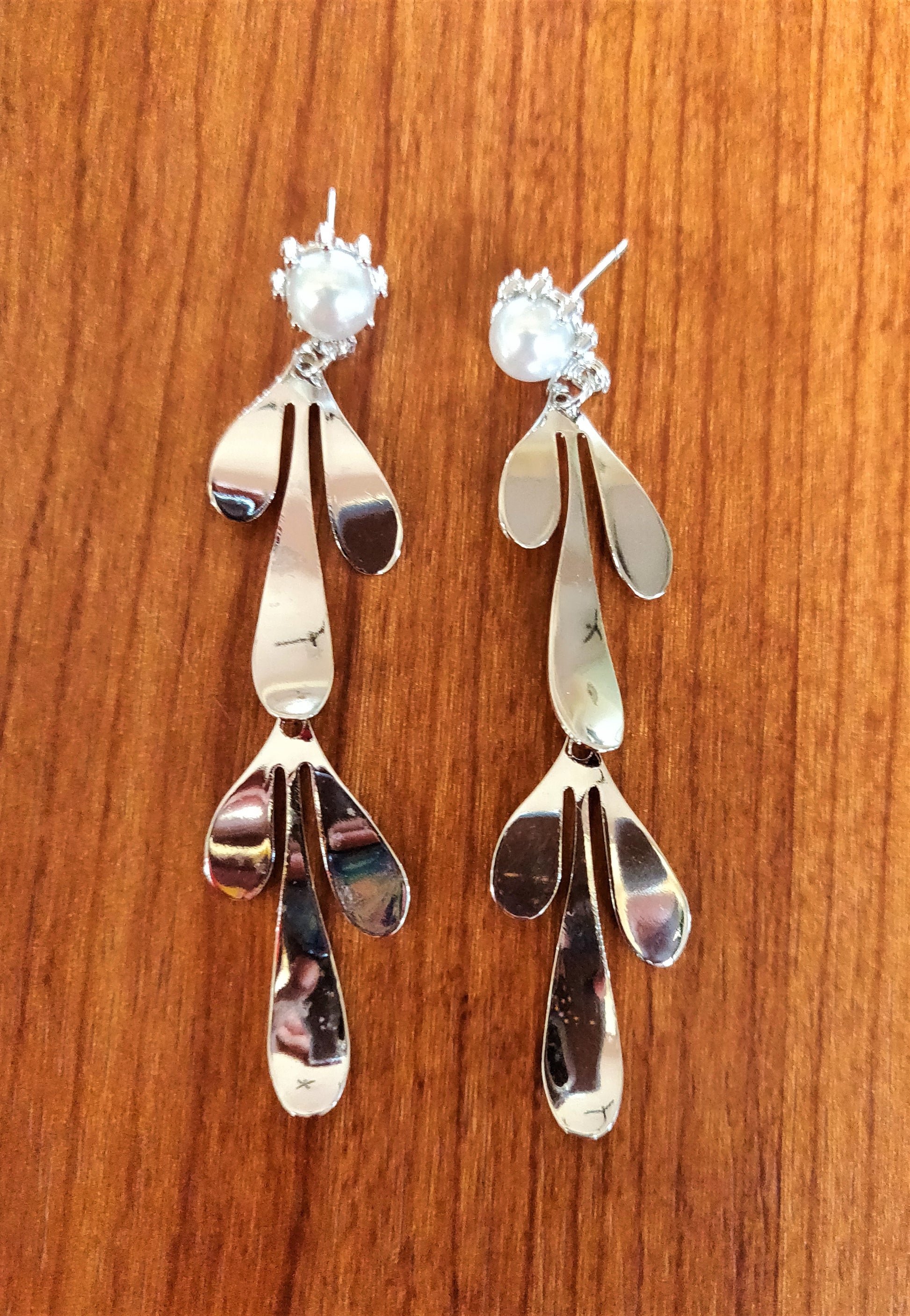 Leaf Drop Pearl Earring - GlitterGleam