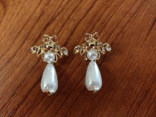 Bee Shaped Pearl Earring - GlitterGleam